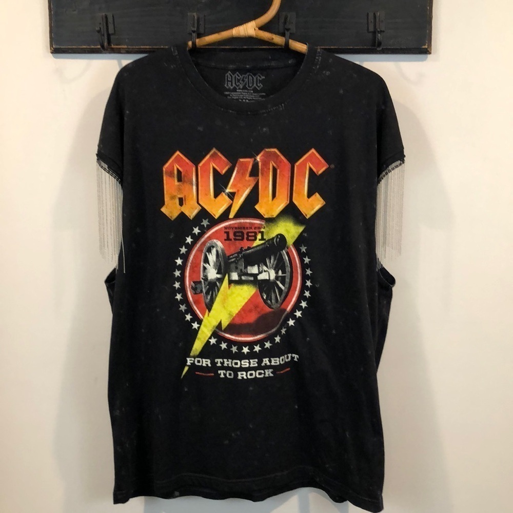 AC/DC T-shirt with Silver Beaded Chain on Shoulders Size XL